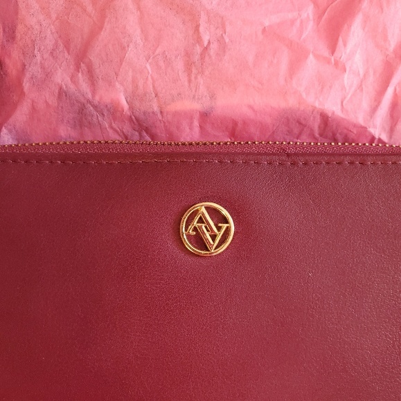 Adrienne Vittadini maroon leather Tech wallet Nwt - Picture 4 of 7